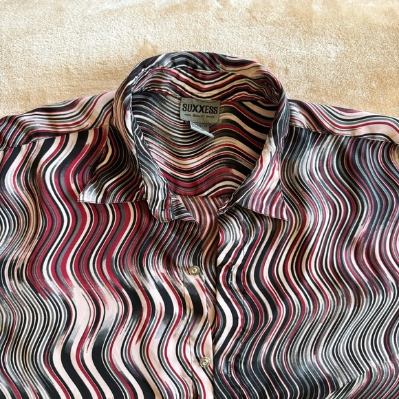 Vintage Y2K Men’s Wavy Red & Black Button-Up Shirt - Picture 2 of 7